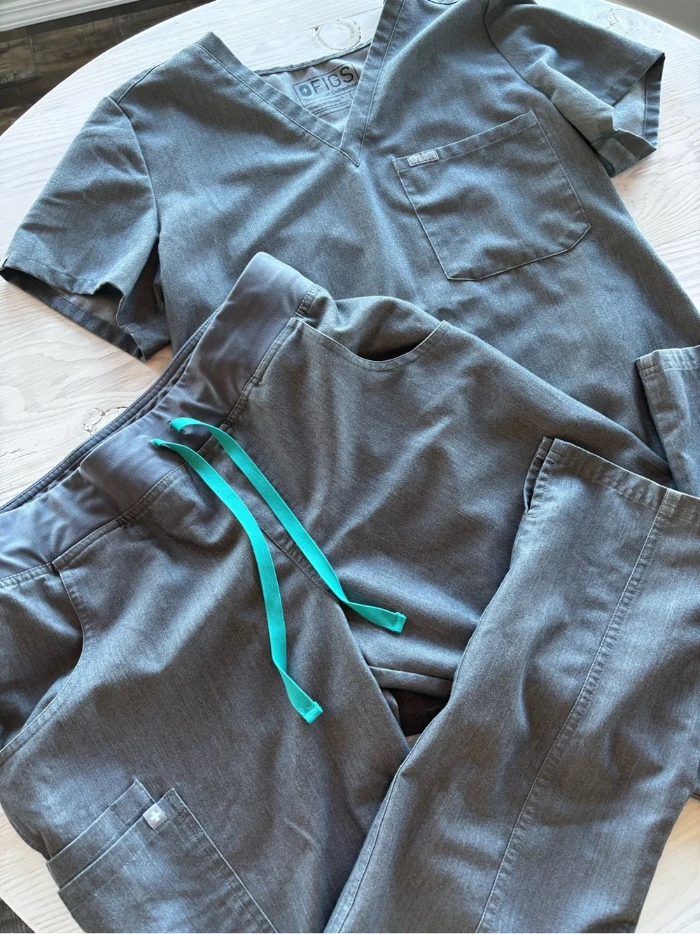 Figs Scrubs In Color Graphite Size Med Top and Med/Tall Pant - Picture 4 of 4